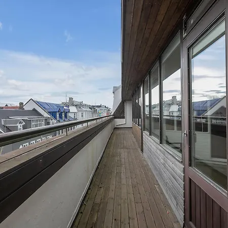 Penthouse On The Shopping Street-free Parking Apartment Reykjavik