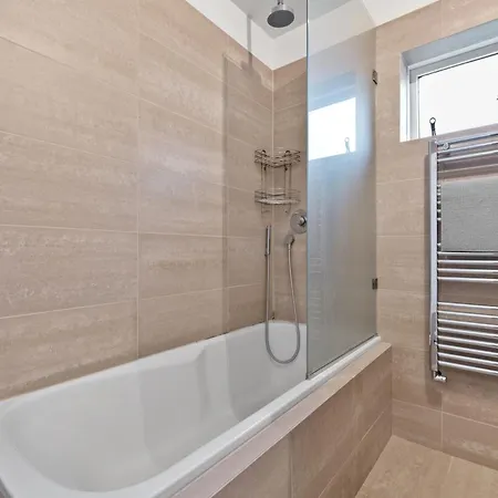 Penthouse On The Shopping Street-free Parking
